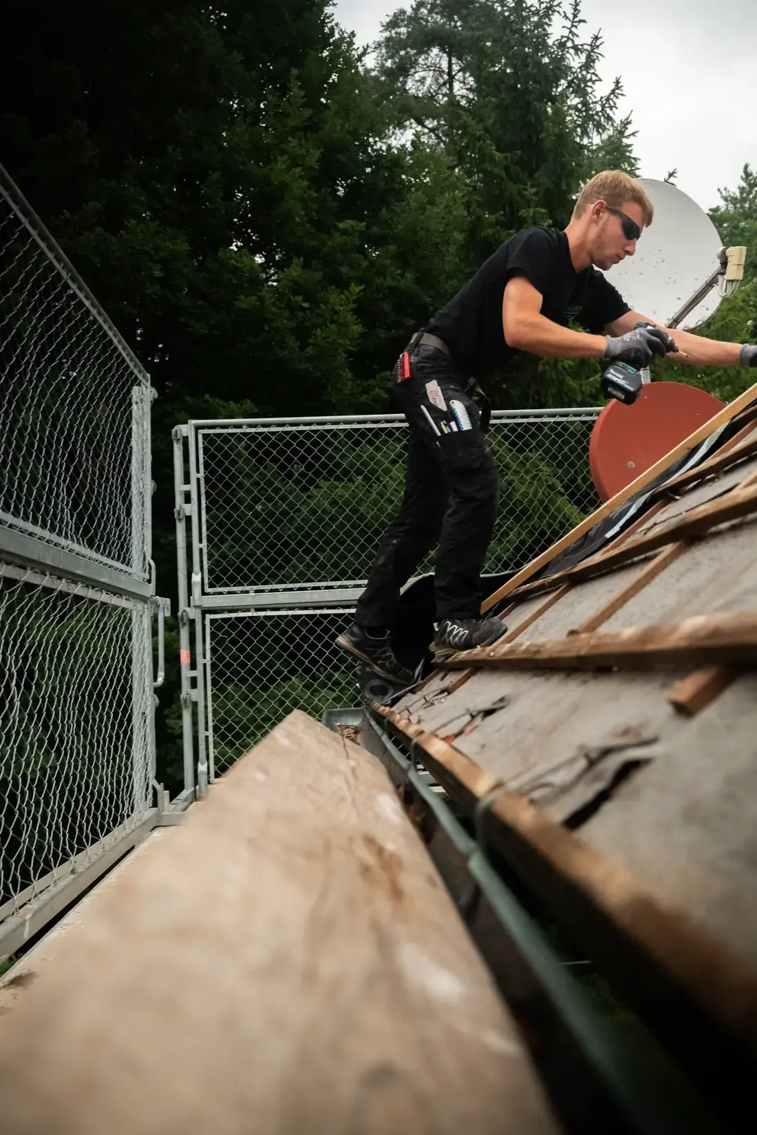 Dachdecker beim Aufbau der Dachkonstruktion auf dem Gerüst